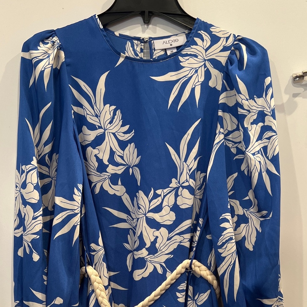 NWOT! Alexis x Target blue/cream floral tropical print dress with rope tie belt - Picture 3 of 7